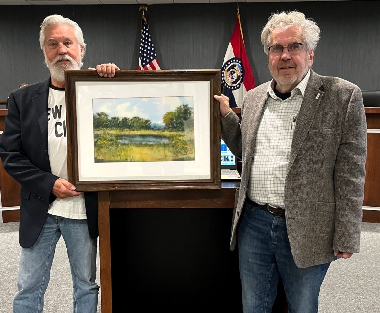 Mayor Katerndahl recognizes Paint Parkville Purchase Award artist Denny Dowdy at Board of Aldermen meeting on November 19, 2024